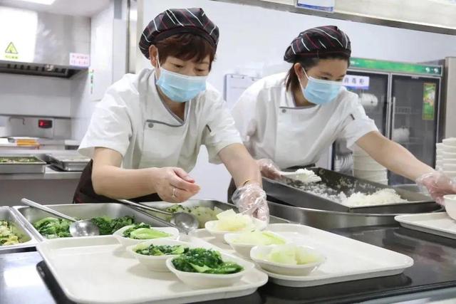 把食堂承包給專業(yè)的餐飲公司有哪些好處